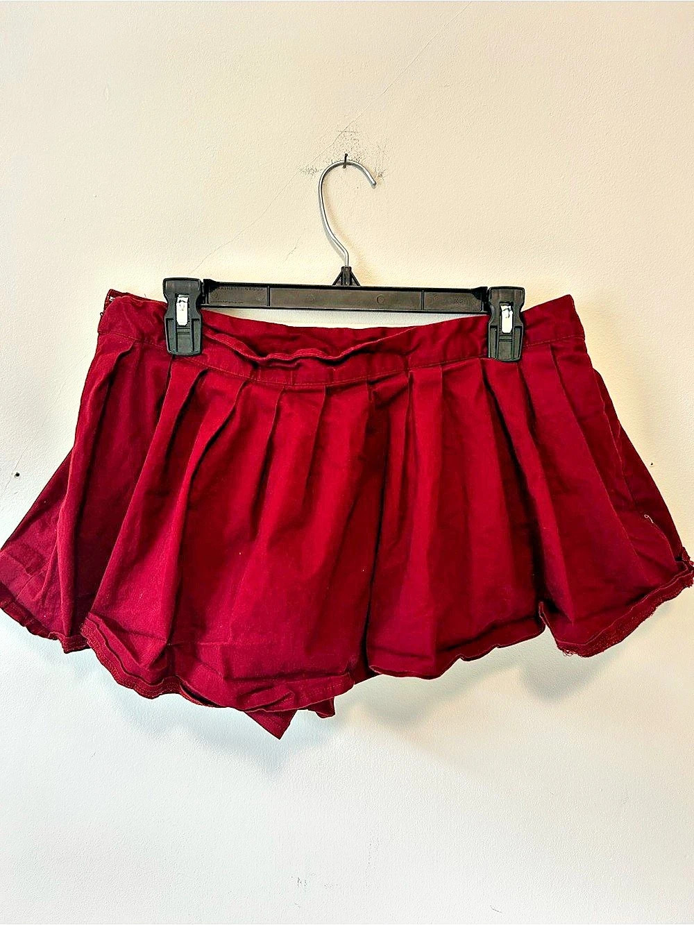 CARBON Women's Burgundy Pleated Short Short Skort